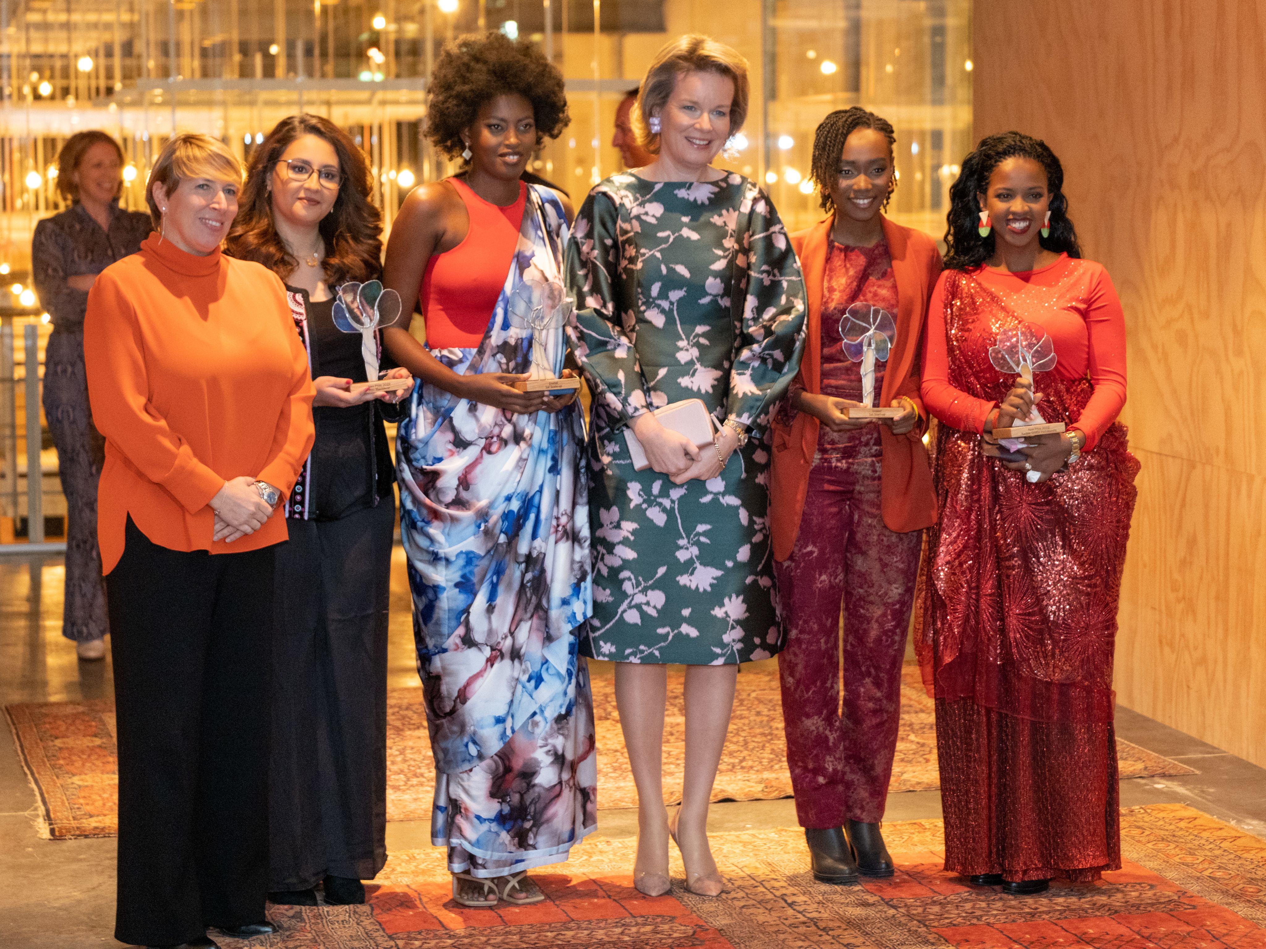 Les lauréates du premier prix Awa 2022 posent avec la Reine de Belgique et la Ministre belge de la Coopération au développement Caroline Gennez lors de la cérémonie de remise du Prix Awa à Bruxelles le 26 janvier 2023.