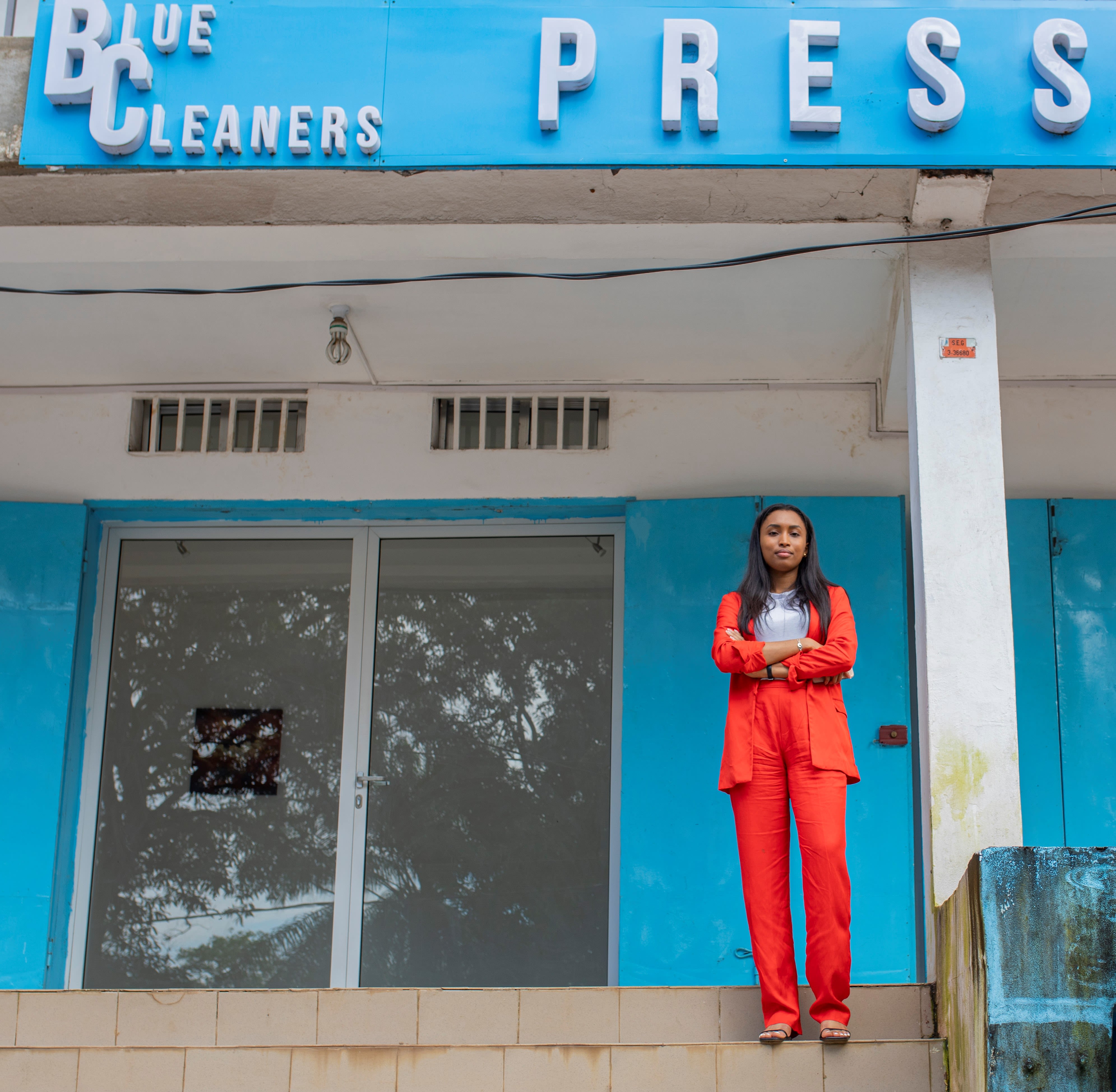 Une femme entrepreneure devant son entreprise.